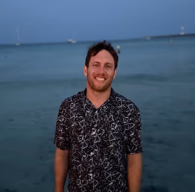 picture of Manu at the beach